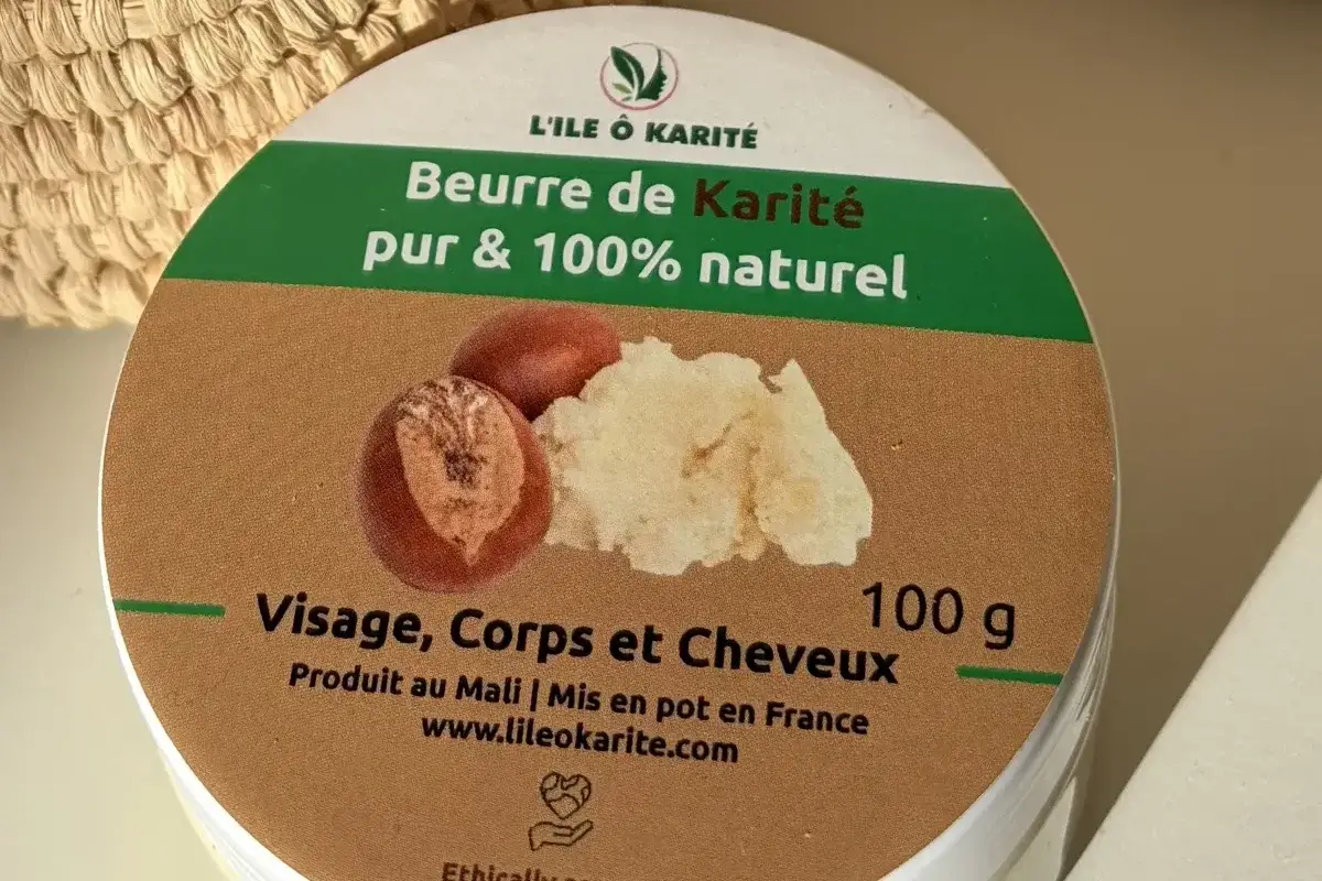 Pot de 100 g de beurre de karité brut L'île Ô Karité posé près d'un panier tressé